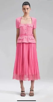 Женское розовое плиссированное платье миди с квадратным воротником, однобортное, с коротким рукавом, сшитое строчкой.