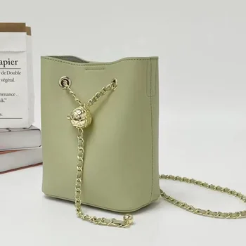 Женская сумка из спилка, роскошный дизайн, маленькая сумочка с золотым шариком на цепочке, женская сумка через плечо, новая мини-сумка-мешок