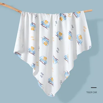 Новорожденный, обернутый тонким шарфом, обернутый в родильном зале, обернутый для ребенка, завернутого в одеяло Весной и осенью