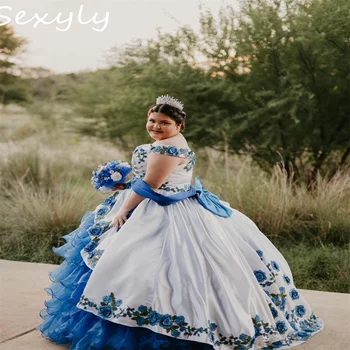 Мексиканские платья Charro Blue Quinceanera 2023 размера плюс С открытыми плечами, пышное платье для выпускного вечера С бантом, на шнуровке, Многоуровневые Оборки В цветочек